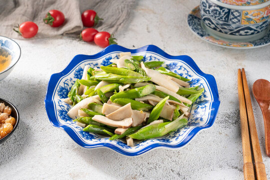 蘆筍炒雞腿菇
