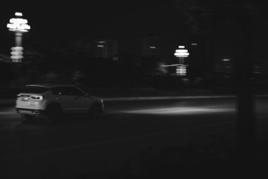 疾馳的汽車