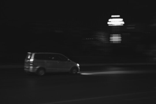 疾馳的汽車(chē)