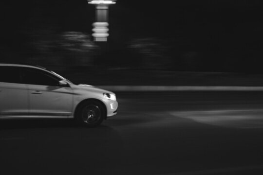 疾馳的汽車
