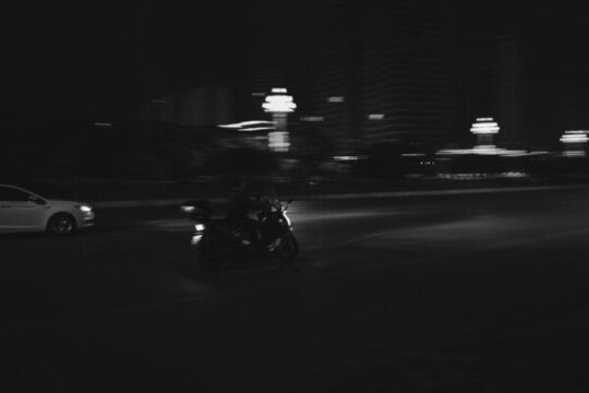 疾馳的汽車