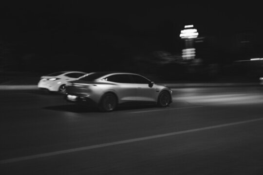 疾馳的汽車