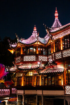 城隍廟建筑夜間亮燈特寫