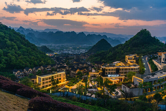 萬(wàn)峰林城鎮(zhèn)日落美景