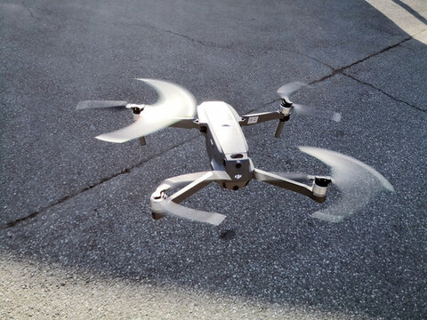 空中懸停的無人機