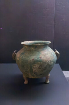 春秋戰(zhàn)國(guó)三足雙耳鼎形銅壺