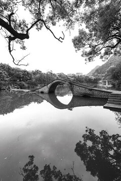 黑白桂林穿山公園風(fēng)光
