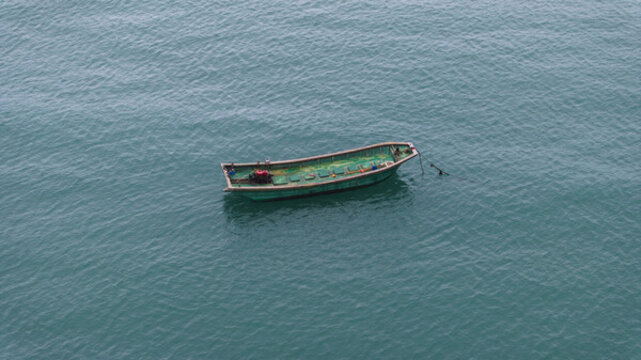 海面停泊靜靜的小船