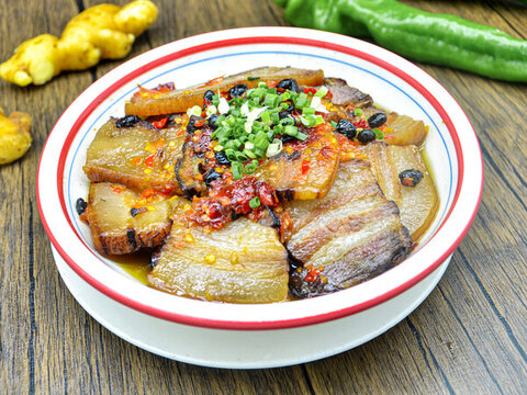豬血丸子蒸臘肉