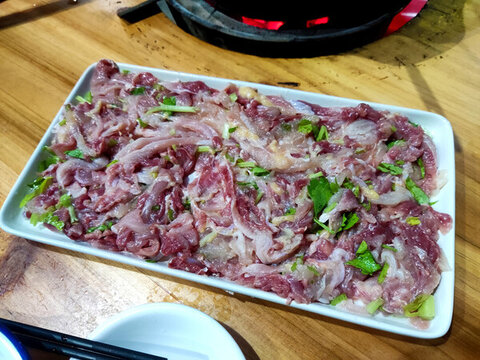 切片腌制好的雞肉片