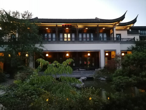 樓閣華燈初上