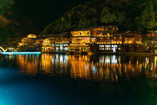 峰林布依景區(qū)夜景