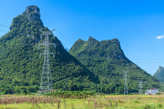 藍(lán)天青山電塔