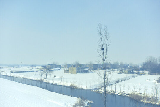 鄉(xiāng)村水渠旁的雪地