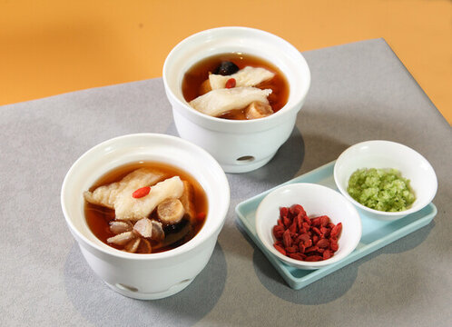 黑蒜燉花膠