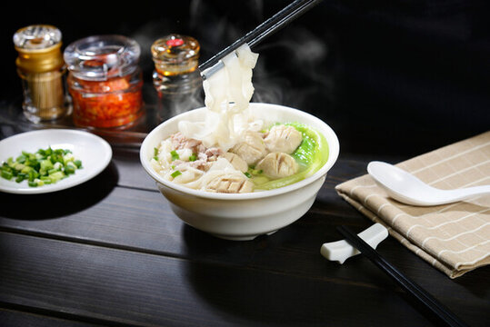 湯粉瘦肉肉丸湯腸粉