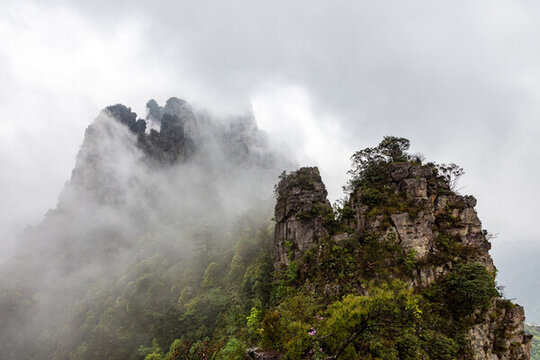 廣西金秀圣堂山丹霞險(xiǎn)峰霧海景觀