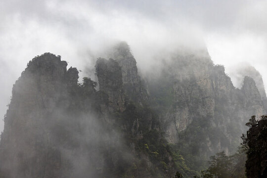 廣西金秀圣堂山丹霞險(xiǎn)峰霧海景觀