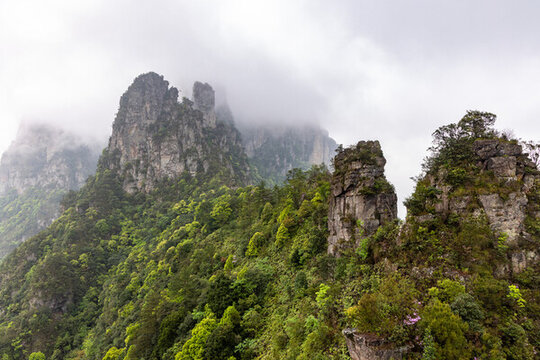 廣西金秀圣堂山丹霞險(xiǎn)峰霧海景觀
