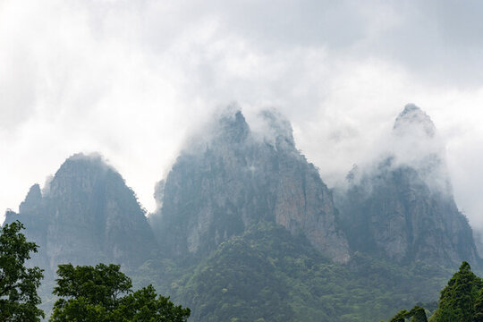 廣西金秀圣堂山丹霞險(xiǎn)峰霧海景觀