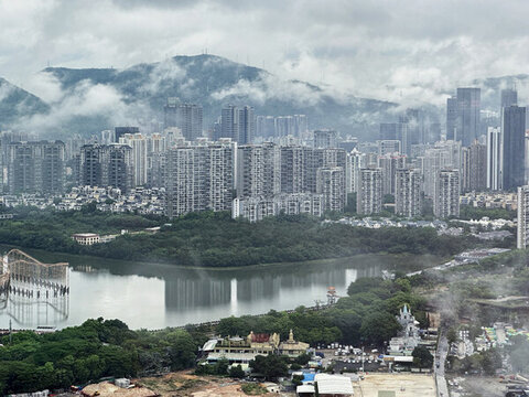 雨后水汽彌漫的香蜜湖公園