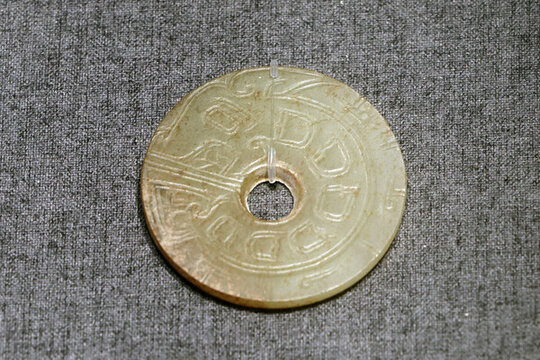 玦形玉龍