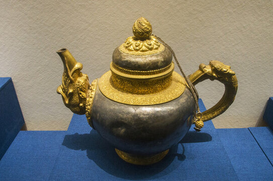 龍柄嵌綠松石金執(zhí)壺