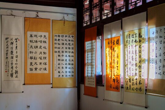 玉溪九龍池公園掛在墻上的字畫(huà)