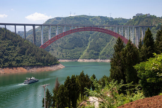 游船經(jīng)過大寧河特大橋
