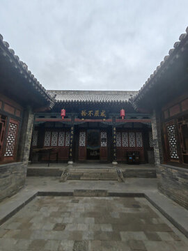 威嚴(yán)不矜