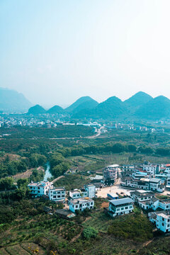 小山村河流兩岸民居
