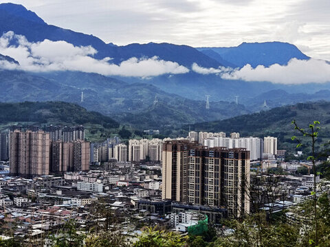 滎經(jīng)縣城桌山云霧