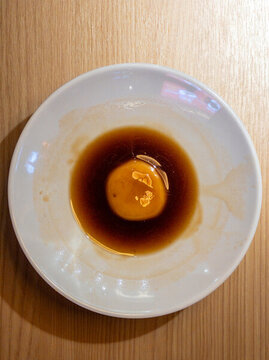 白色餐盤里的油糖粑粑