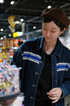 年輕女性超市選擇健康生活方式