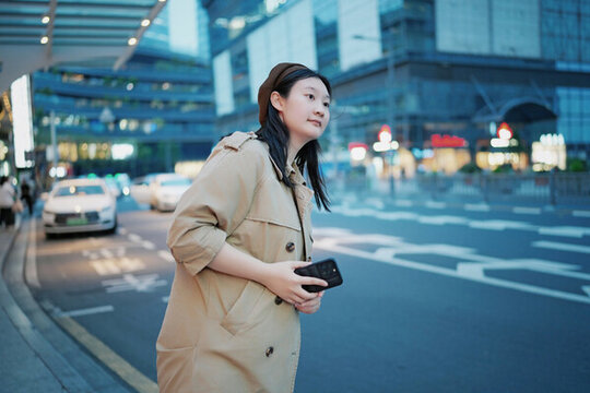 行人區(qū)域年輕女性準(zhǔn)備過(guò)馬路
