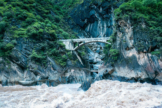 虎跳峽