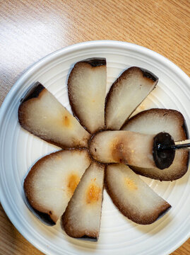 餐桌上放在餐盤里的凍梨