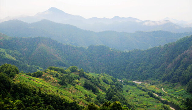 層疊群山