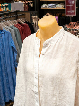 商場(chǎng)里的服裝專賣店