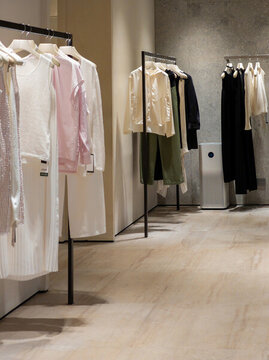 商場(chǎng)里的服裝專賣店
