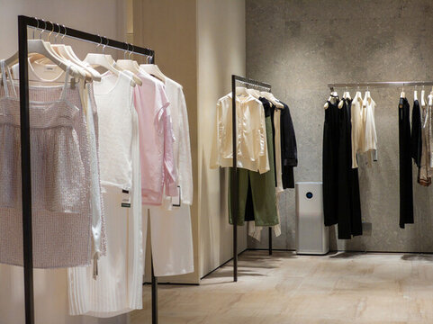 商場(chǎng)里的服裝專賣店
