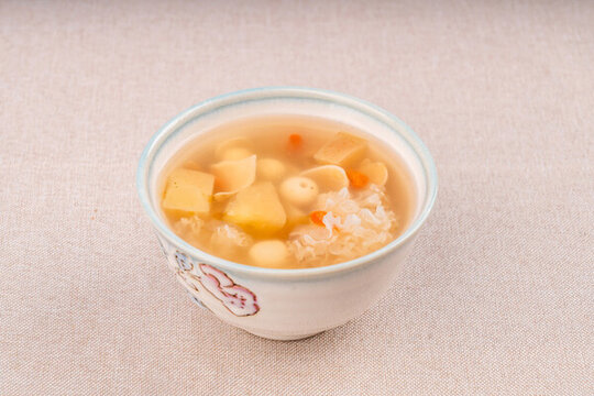 銀耳蘋(píng)果百合蓮子湯