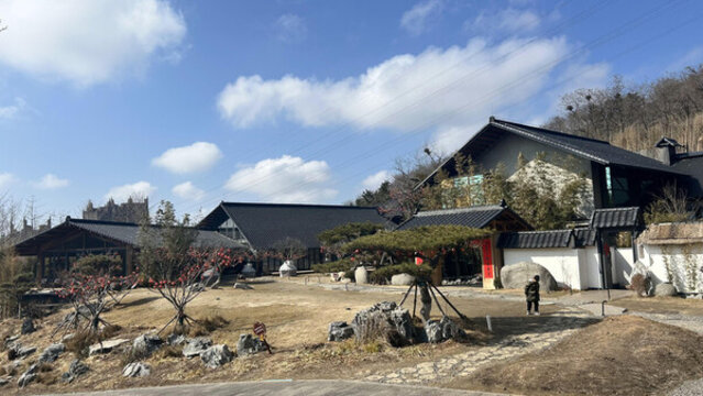 藍(lán)天下小屋