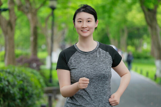 享受健康晨跑的年輕女性