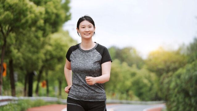 活躍的女人在公園里享受健康慢跑