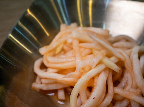 裝在金屬盤子的泡菜