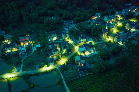 廣西蒙山太陽能路燈照亮村屯之夜