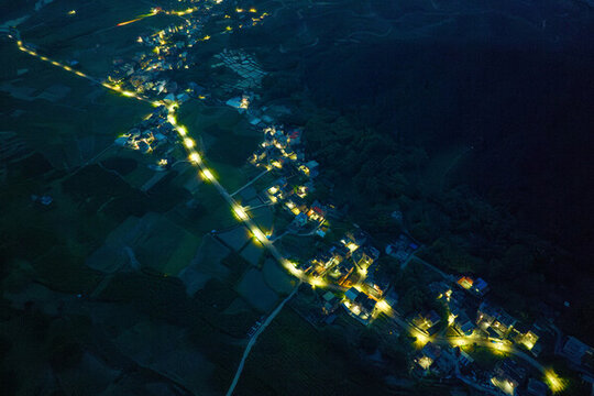 廣西蒙山太陽能路燈照亮村屯之夜