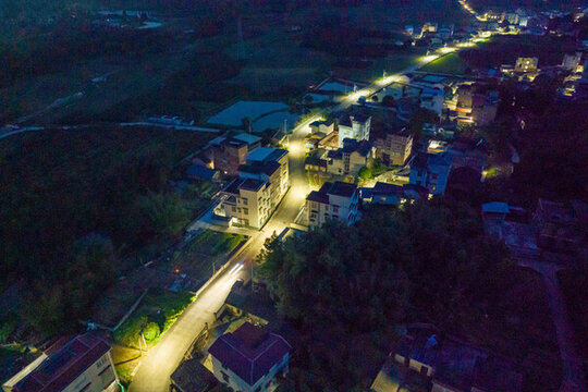 廣西蒙山太陽能路燈照亮村屯之夜