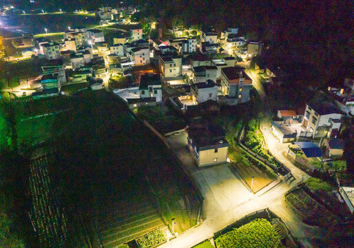 廣西蒙山太陽能路燈照亮村屯之夜